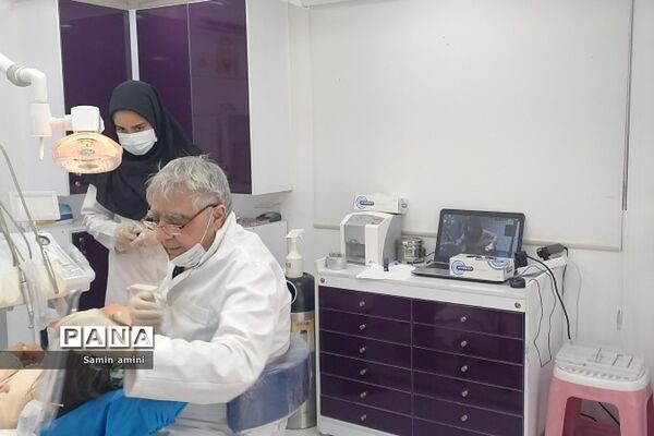 استقرار کلینیک سیار دندان‌پزشکی نوآوران سلامت در مدرسه مهرآفرین رودهن