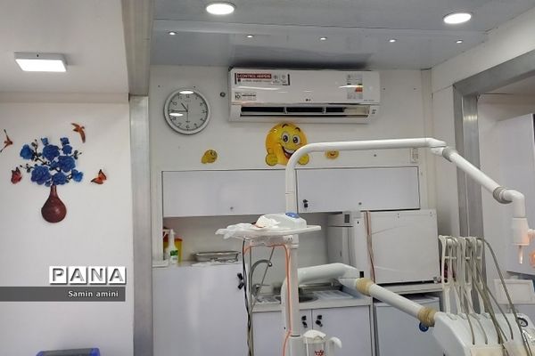 استقرار کلینیک سیار دندان‌پزشکی نوآوران سلامت در مدرسه مهرآفرین رودهن