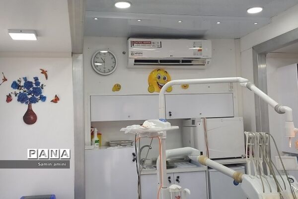 استقرار کلینیک سیار دندان‌پزشکی نوآوران سلامت در مدرسه مهرآفرین رودهن