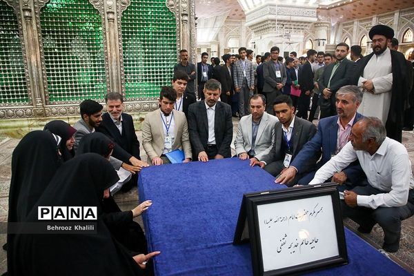 تجدید میثاق نمایندگان مجلس دانش‌آموزی با آرمان‌های امام(ره)