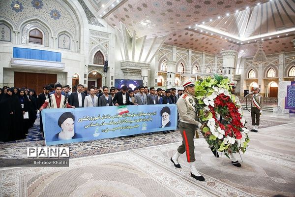 تجدید میثاق نمایندگان مجلس دانش‌آموزی با آرمان‌های امام(ره)