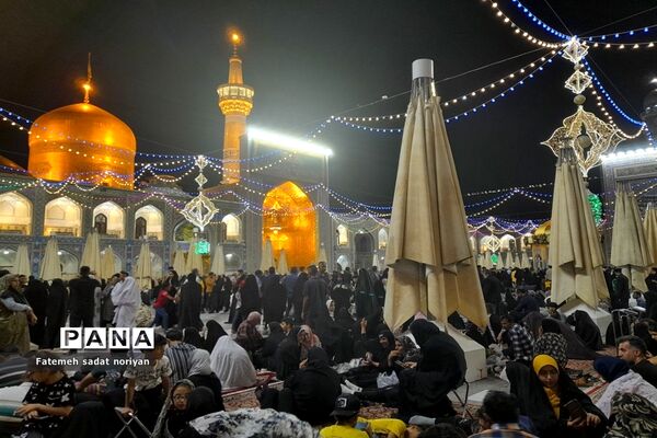 حضور زائران و شهروندان مشهدی در روز ولادت امام موسی کاظم (ع) در حرم مطهر رضوی