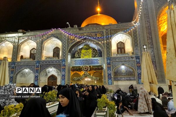 حضور زائران و شهروندان مشهدی در روز ولادت امام موسی کاظم (ع) در حرم مطهر رضوی