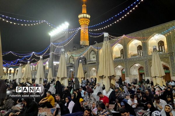حضور زائران و شهروندان مشهدی در روز ولادت امام موسی کاظم (ع) در حرم مطهر رضوی