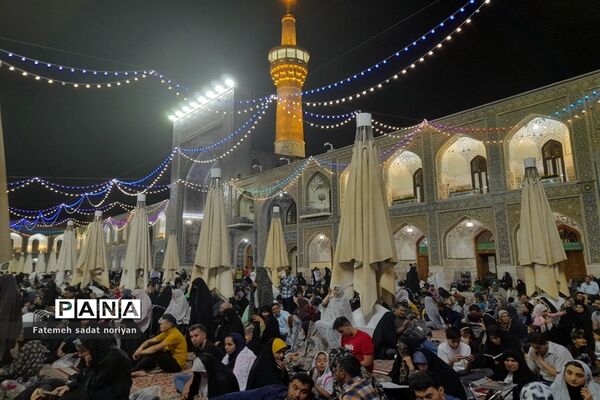 حضور زائران و شهروندان مشهدی در روز ولادت امام موسی کاظم (ع) در حرم مطهر رضوی