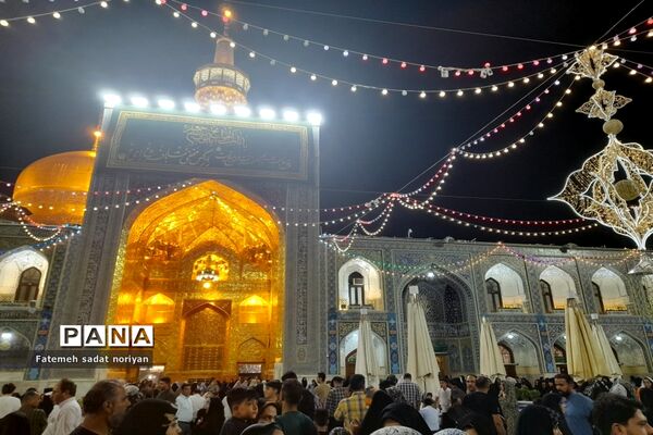حضور زائران و شهروندان مشهدی در روز ولادت امام موسی کاظم (ع) در حرم مطهر رضوی
