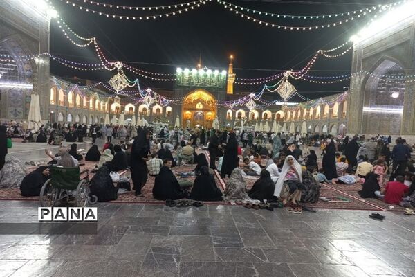 شور و نشاط زائرین حرم آقا امام رضا( ع) در شب ولادت  امام موسی کاظم (ع)