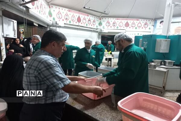 شور و نشاط زائرین حرم آقا امام رضا( ع) در شب ولادت  امام موسی کاظم (ع)