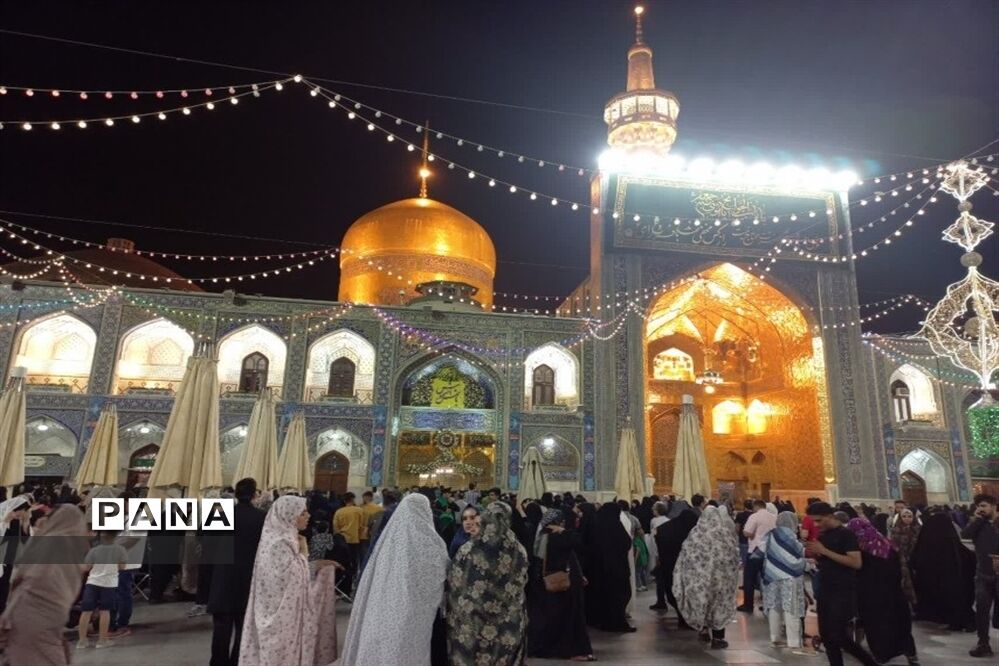 شور و نشاط زائرین حرم آقا امام رضا( ع) در شب ولادت  امام موسی کاظم (ع)