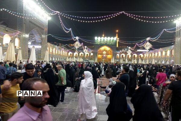 شور و نشاط زائرین حرم آقا امام رضا( ع) در شب ولادت  امام موسی کاظم (ع)