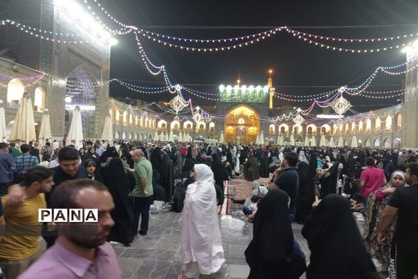 شور و نشاط زائرین حرم آقا امام رضا( ع) در شب ولادت  امام موسی کاظم (ع)