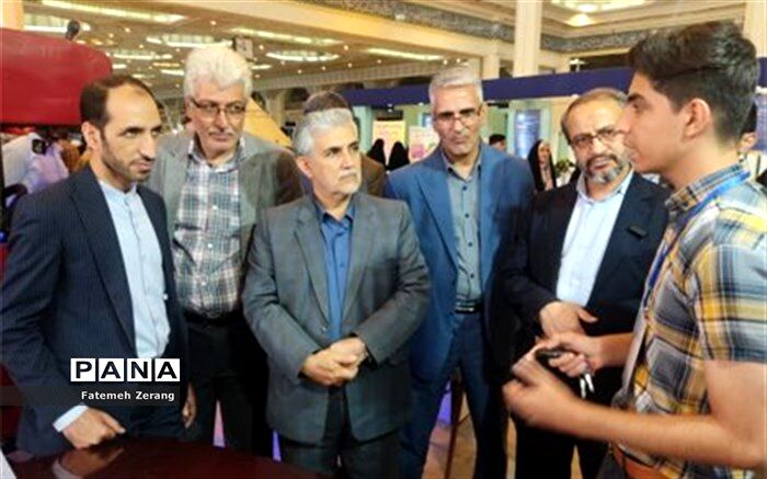 بازدید مسئولین کشوری از غرفه خراسان رضوی در نمایشگاه الف تا 