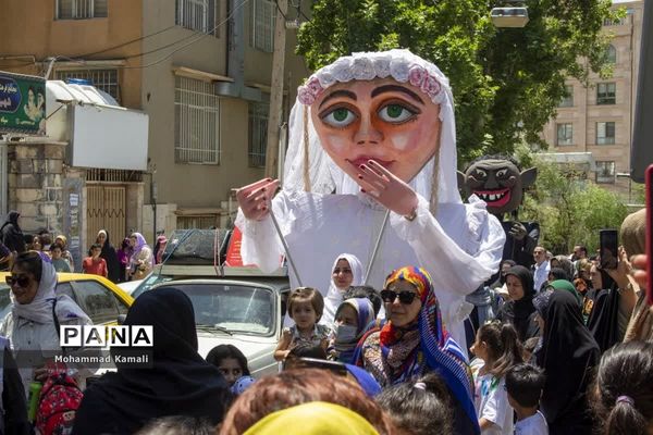 آیین افتتاحیه اولین جشنواره تئاتر خیابانی محلات