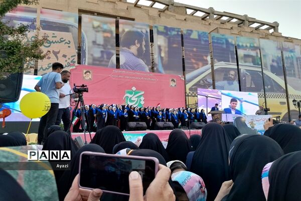 اجتماع بزرگ خانوادگی در هفته حجاب و عفاف در میدان امام حسین اصفهان