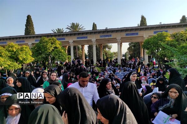 اجتماع بزرگ مدافعان حریم خانواده در شیراز