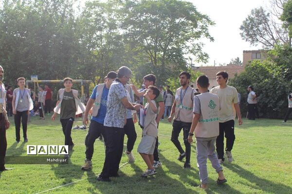 برگزاری مسابقه طناب کشی در اردوهای استانی یاورمربیان سازمان دانش‌آموزی شهرستان‌های استان تهران