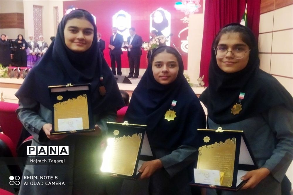 حضور پرشور دانش‌آموزان برگزیده در نهمین دوره جشنواره نوجوان خوارزمی در استان خراسان رضوی