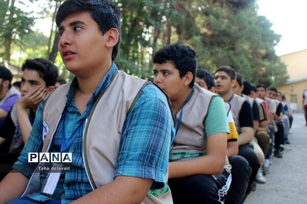 اجرای مراسم صبحگاه در اردوی یاورمربیان عضو سازمان دانش‌آموزی شهرستان‌های تهران