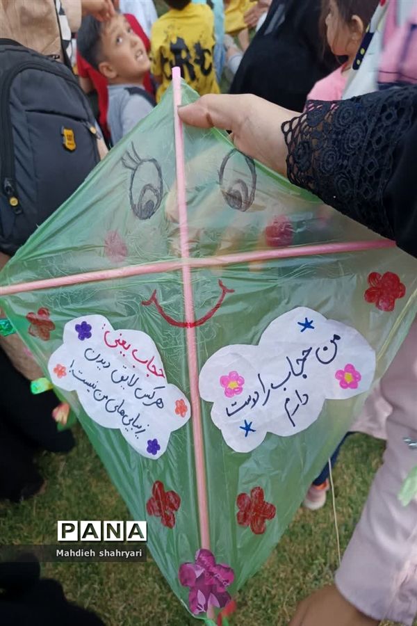 پرواز بادبادک‌ها با نمادهای خانواده و حجاب در نایین