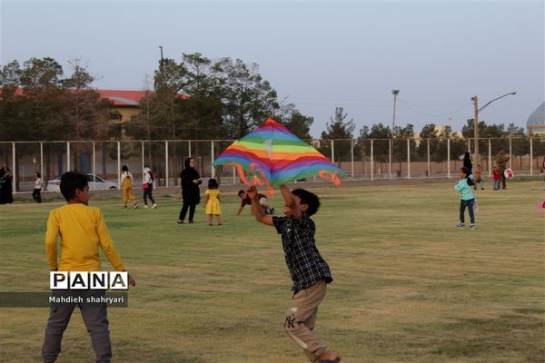 پرواز بادبادک‌ها با نمادهای خانواده و حجاب در نایین
