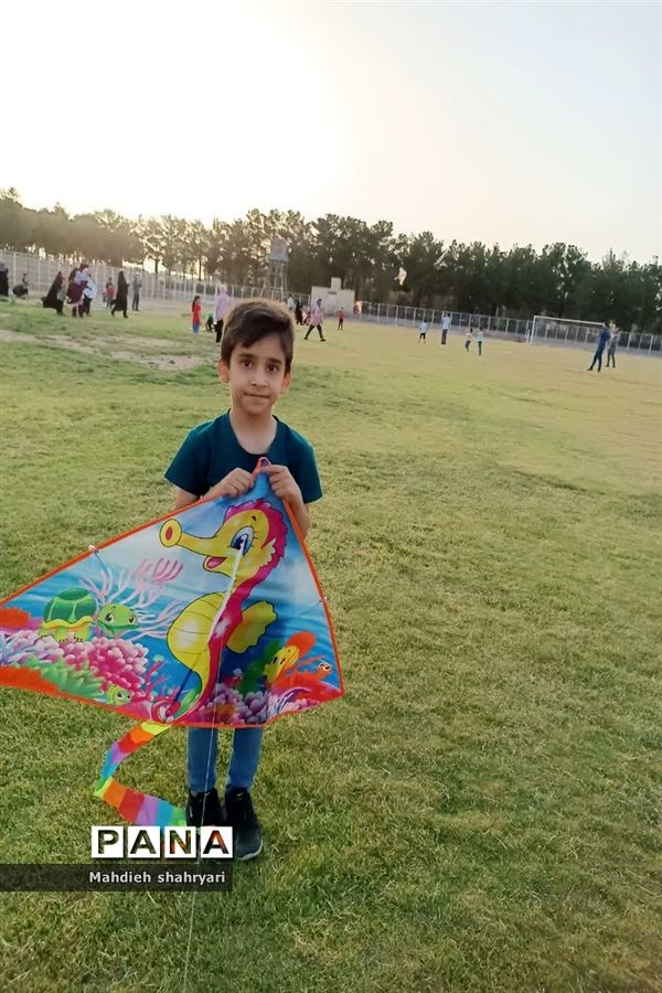 پرواز بادبادک‌ها با نمادهای خانواده و حجاب در نایین