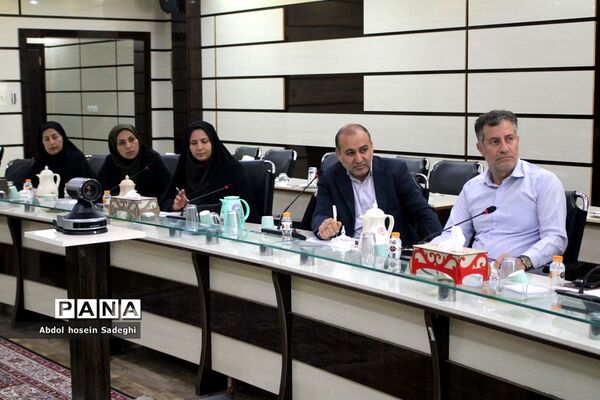 جلسه توجیهی ارزیابان، تسهیل‌گران و امور اداری مصاحبه آزمون استخدامی آموزش و پرورش استان بوشهر