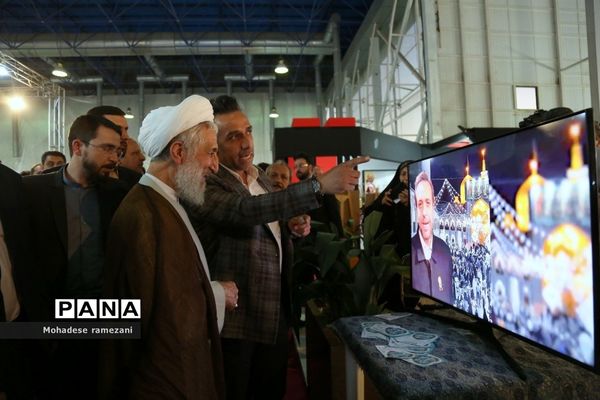 بازدید جمعی از مسئولان کشوری و استانی از اولین نمایشگاه تخصصی خانواده (مهرانه)