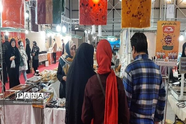بازدید جمعی از مسئولان کشوری و استانی از اولین نمایشگاه تخصصی خانواده (مهرانه)