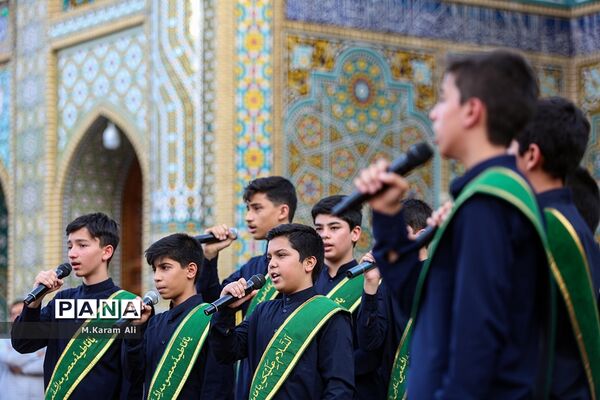اجرای سرود دانش‌آموزی مکتب عاشقی در حرم کریمه اهل بیت(س)