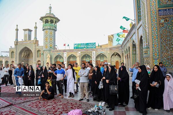 اجرای سرود دانش‌آموزی مکتب عاشقی در حرم کریمه اهل بیت(س)