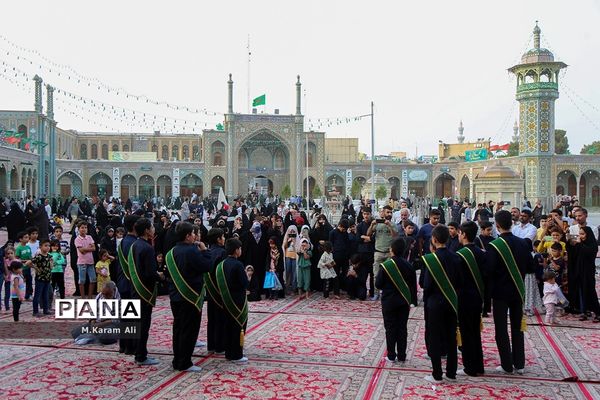 اجرای سرود دانش‌آموزی مکتب عاشقی در حرم کریمه اهل بیت(س)