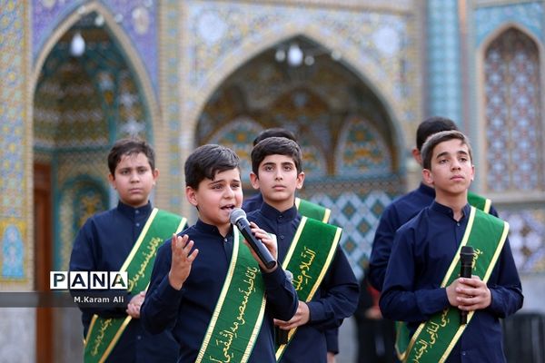 اجرای سرود دانش‌آموزی مکتب عاشقی در حرم کریمه اهل بیت(س)