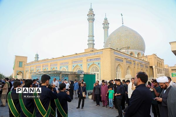 اجرای سرود دانش‌آموزی مکتب عاشقی در حرم کریمه اهل بیت(س)