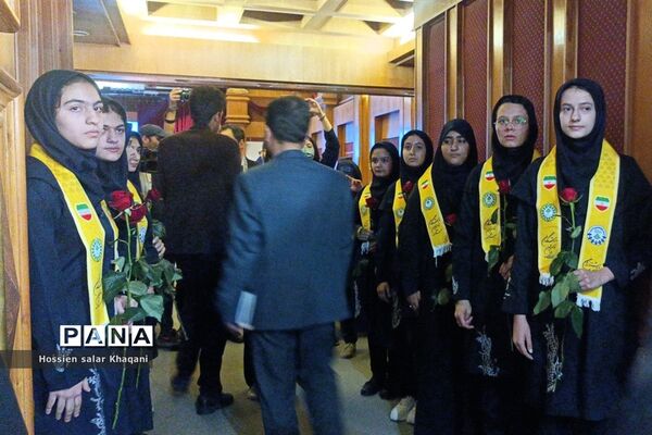 همایش بازگشت به خود با موضوع هویت نوجوان ایرانی در تالار احسان شیراز