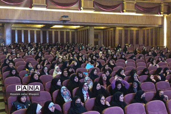 همایش بازگشت به خود با موضوع هویت نوجوان ایرانی در تالار احسان شیراز