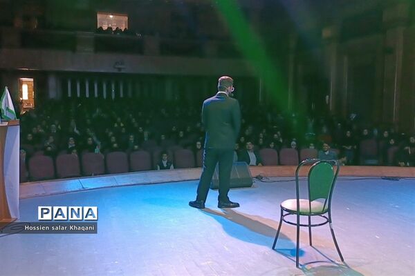 همایش بازگشت به خود با موضوع هویت نوجوان ایرانی در تالار احسان شیراز