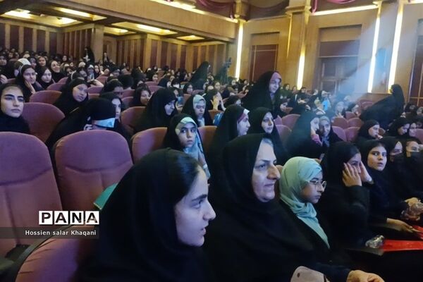 همایش بازگشت به خود با موضوع هویت نوجوان ایرانی در تالار احسان شیراز