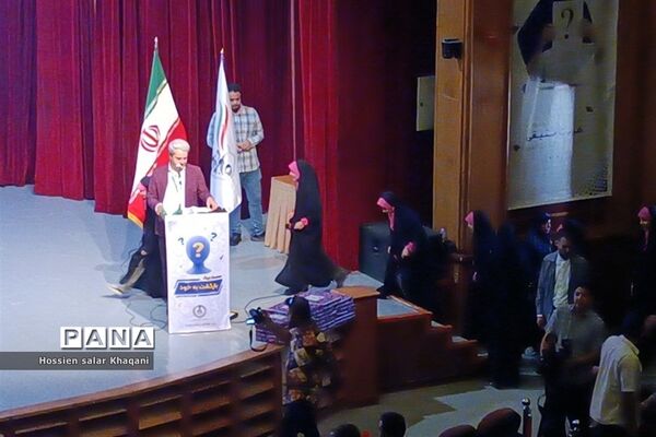 همایش بازگشت به خود با موضوع هویت نوجوان ایرانی در تالار احسان شیراز