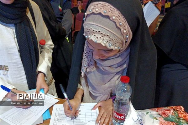 همایش بازگشت به خود با موضوع هویت نوجوان ایرانی در تالار احسان شیراز