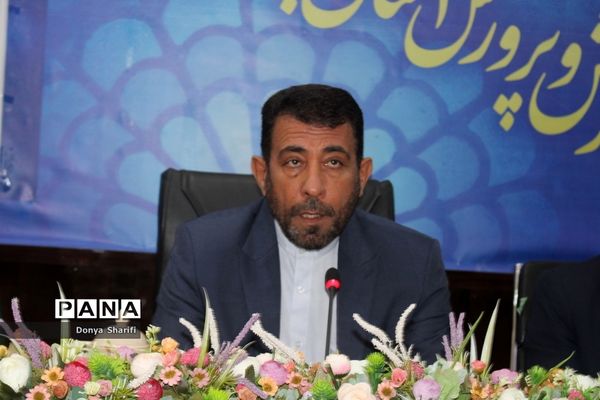 نشست دانش‌آموزان تراز انقلاب اسلامی با مادر شهید والا مقام آرمان علی‌وردی در بوشهر