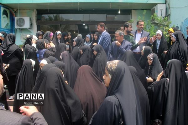 نشست دانش‌آموزان تراز انقلاب اسلامی با مادر شهید والا مقام آرمان علی‌وردی در بوشهر