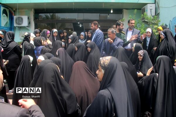 نشست دانش‌آموزان تراز انقلاب اسلامی با مادر شهید والا مقام آرمان علی‌وردی در بوشهر