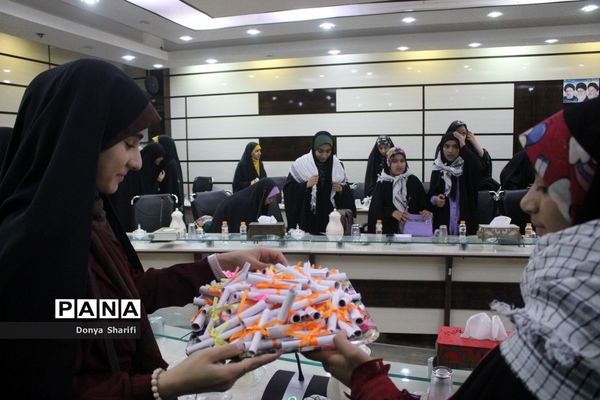 نشست دانش‌آموزان تراز انقلاب اسلامی با مادر شهید والا مقام آرمان علی‌وردی در بوشهر