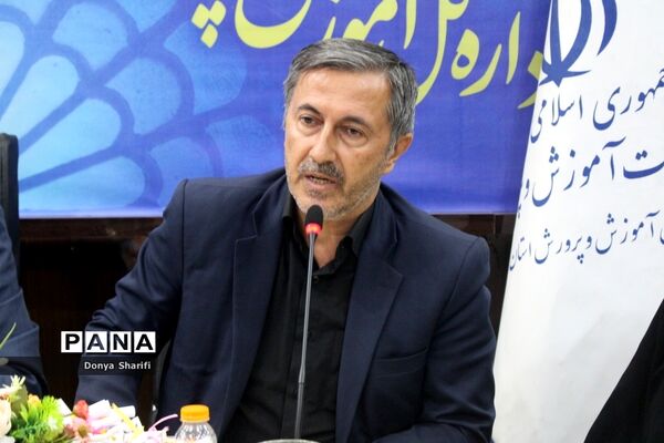 نشست دانش‌آموزان تراز انقلاب اسلامی با مادر شهید والا مقام آرمان علی‌وردی در بوشهر