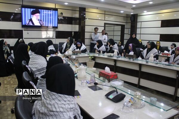 نشست دانش‌آموزان تراز انقلاب اسلامی با مادر شهید والا مقام آرمان علی‌وردی در بوشهر