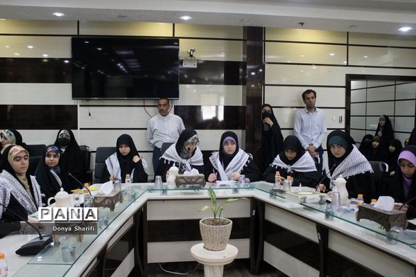 نشست دانش‌آموزان تراز انقلاب اسلامی با مادر شهید والا مقام آرمان علی‌وردی در بوشهر