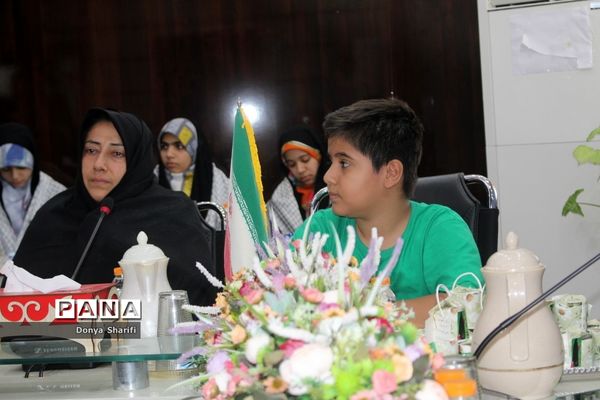 نشست دانش‌آموزان تراز انقلاب اسلامی با مادر شهید والا مقام آرمان علی‌وردی در بوشهر