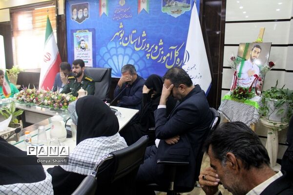 نشست دانش‌آموزان تراز انقلاب اسلامی با مادر شهید والا مقام آرمان علی‌وردی در بوشهر