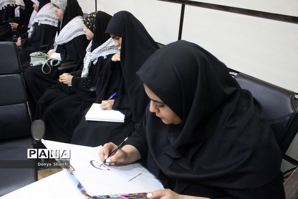 نشست دانش‌آموزان تراز انقلاب اسلامی با مادر شهید والا مقام آرمان علی‌وردی در بوشهر