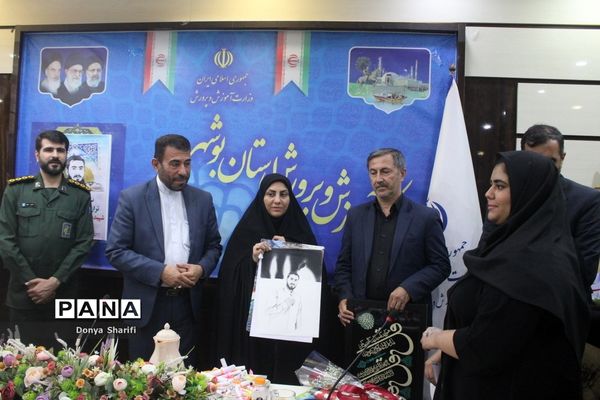 نشست دانش‌آموزان تراز انقلاب اسلامی با مادر شهید والا مقام آرمان علی‌وردی در بوشهر